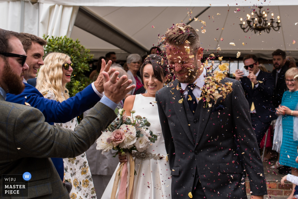 Foto von: <a href="https://www.wpja.com/contests/2018-v11/best-wedding-photographers/2257326"> Helen Batt - Ashford Kent </a> Braut und Bräutigam, Konfettiphotographie, Odos Stall-Hochzeit, Kent