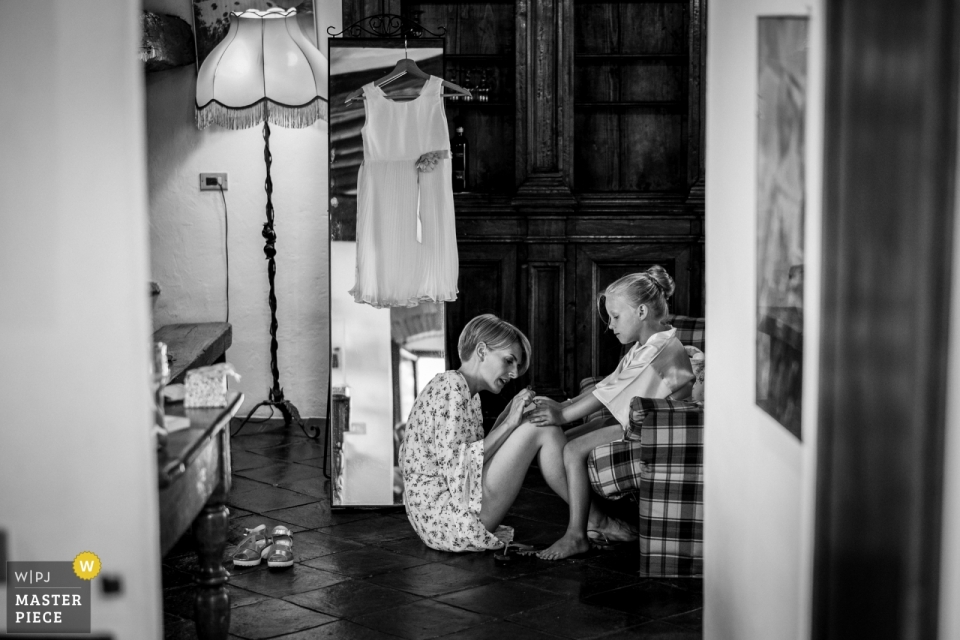 Foto de: <a href="https://www.wpja.com/contests/2018-v12/best-wedding-photographers/2273576"> Andrea Sampoli - Siena Siena </a> Fattoria la Loggia, Florencia, Toscana Boda Foto de niña de flores haciendo uñas