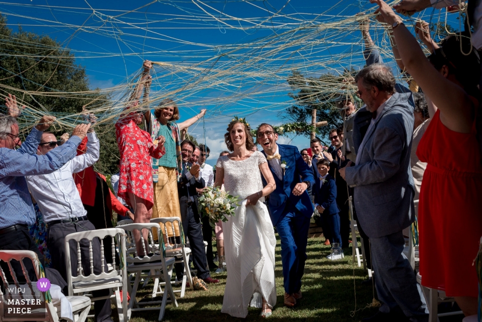 Foto von: <a href="https://www.wpja.com/contests/2018-v12/best-wedding-photographers/2275331"> Sybil Rondeau - Nantes </a> Château de Saint Marc in Saint Nazaire Hochzeitsfoto der Braut und des Bräutigams, die bei der Zeremonie herauskommen