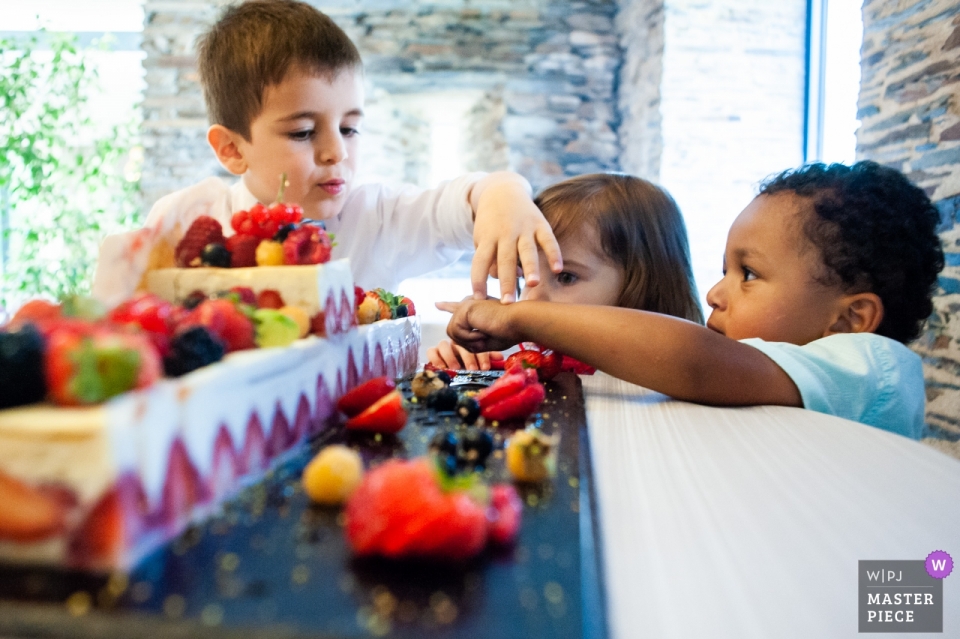 Foto von: <a href="https://www.wpja.com/contests/2018-v12/best-wedding-photographers/2276466"> Estelle Offroy - La Varenne </a> Kinder und Nachtisch bei der Hochzeit | Fief de la Thioire, Juigné-sur-Loire, Loiretal