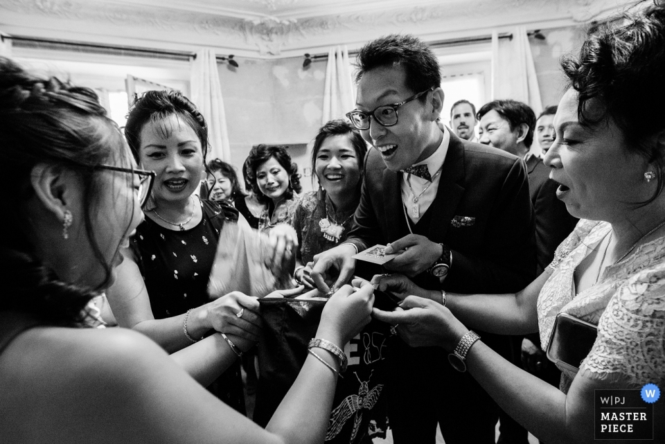 照片提供:<a href="https://www.wpja.com/contests/2018-v12/best-wedding-photographers/2277151"> Jacques Mateos - Paris </a> Chateau de Meridon巴黎婦女圍攏的新郎的婚禮照片。