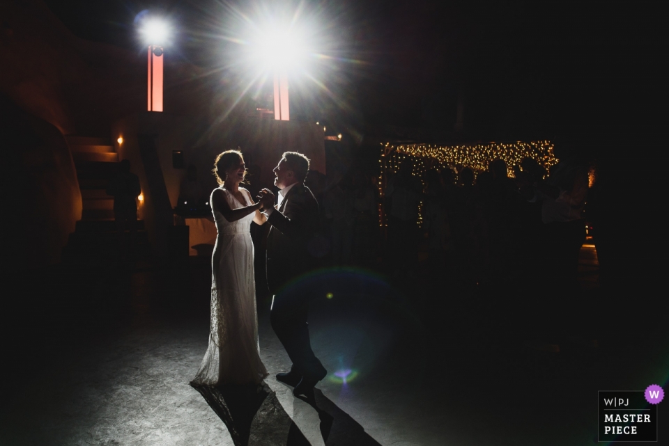 Zdjęcie: <a href="https://www.wpja.com/contests/2018-v12/best-wedding-photographers/2279531"> Mark Wallis - Belper Derbyshire </a> Para ślubna wykonuje swój pierwszy taniec w Venetsanos Winery Santorini