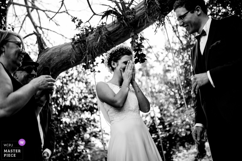 Photo du mariage au Château du Calaoué montrant les mariés sous l'arbre pendant la cérémonie.