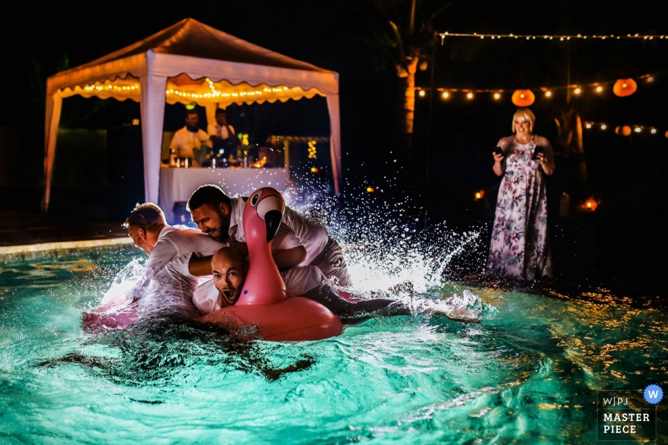 Ambalama, Thalpe, Sri Lanka fotografia di matrimonio di ospiti che saltano in piscina alla festa di ricevimento.