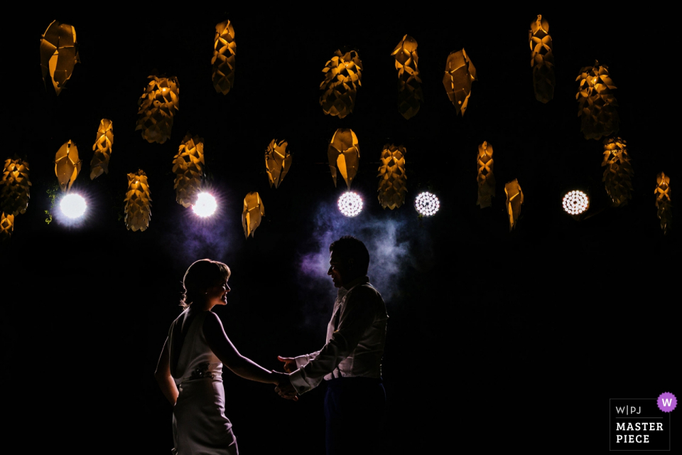 novios bailando bajo las luces en la recepción de bodas de The Villa by CC, Wadduwa