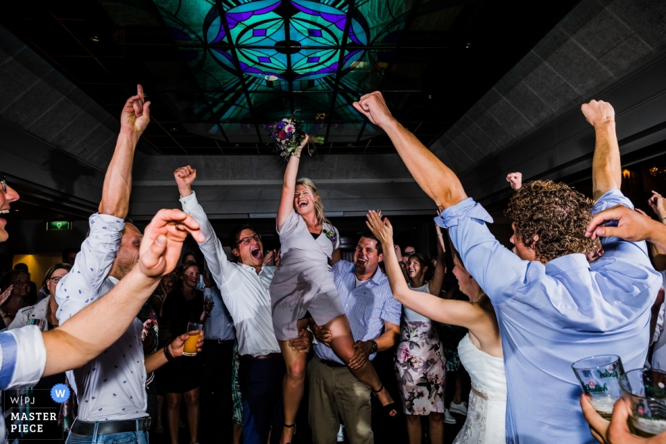 Morshuis Albergen, photographie du mariage du boquet jeté sur la piste de danse.