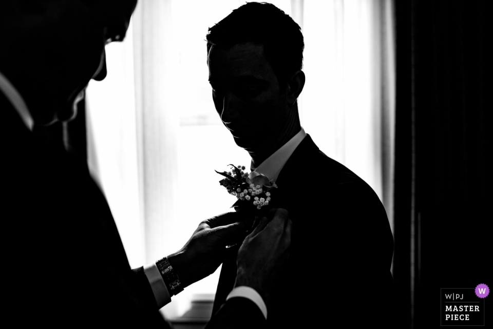 Photo: <a href="https://www.wpja.com/contests/2018-v16/best-wedding-photographers/2325616"> Mike Riley - Teignmouth Devon </a> Photographie de mariage de Latimer Estate du marié obtenant un boutineer attaché à la mode.