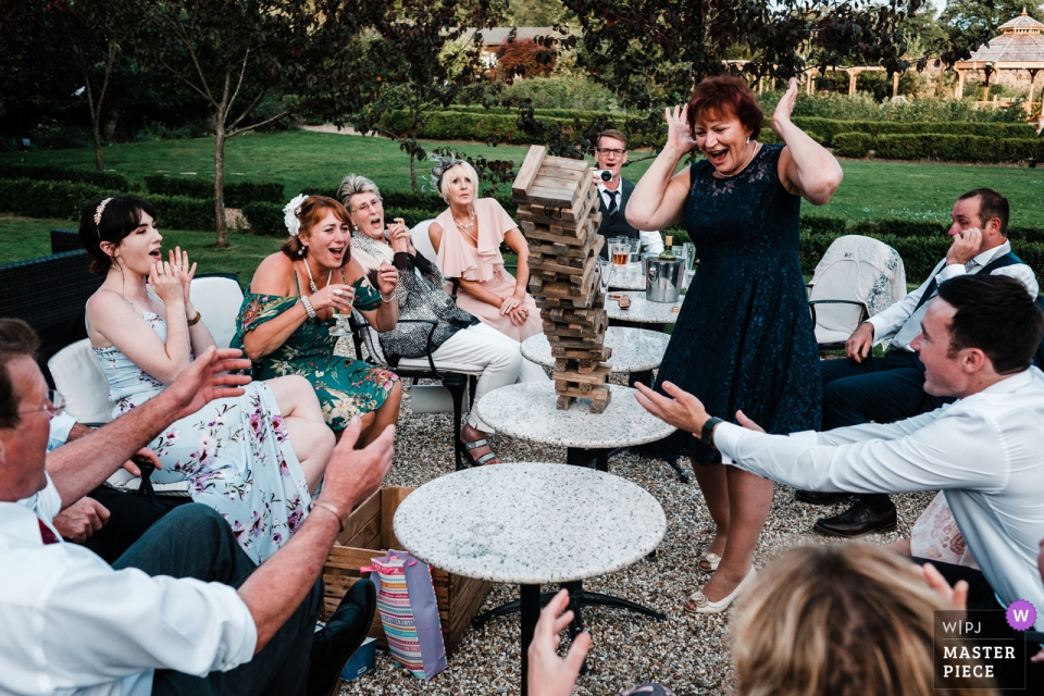 Foto von: <a href="https://www.wpja.com/contests/2018-v17/best-wedding-photographers/2331271"> Ross Hurley - Bexleyheath Kent </a> Der geheime Garten, Hochzeitsempfangphotographie Kent im Freien des hölzernen Blockturmspiels.