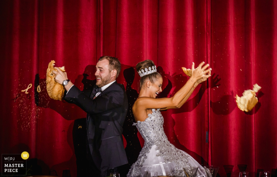 Viena, fotografia do casamento dos palais de Liechtenstein dos noivos que quebra o pão na recepção.