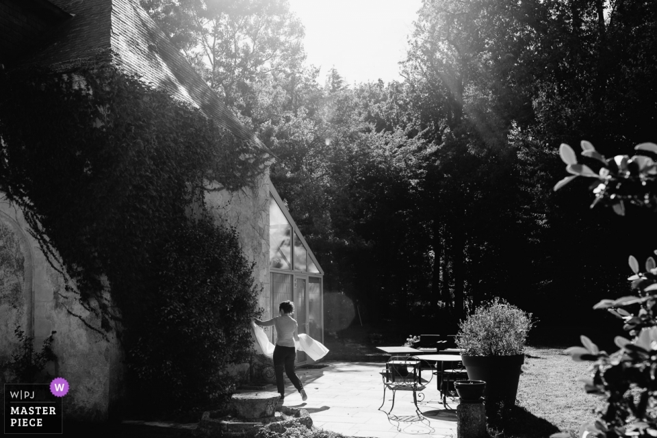 Château de Chambiers b/w wedding image of bride walking in the sun with her gown.