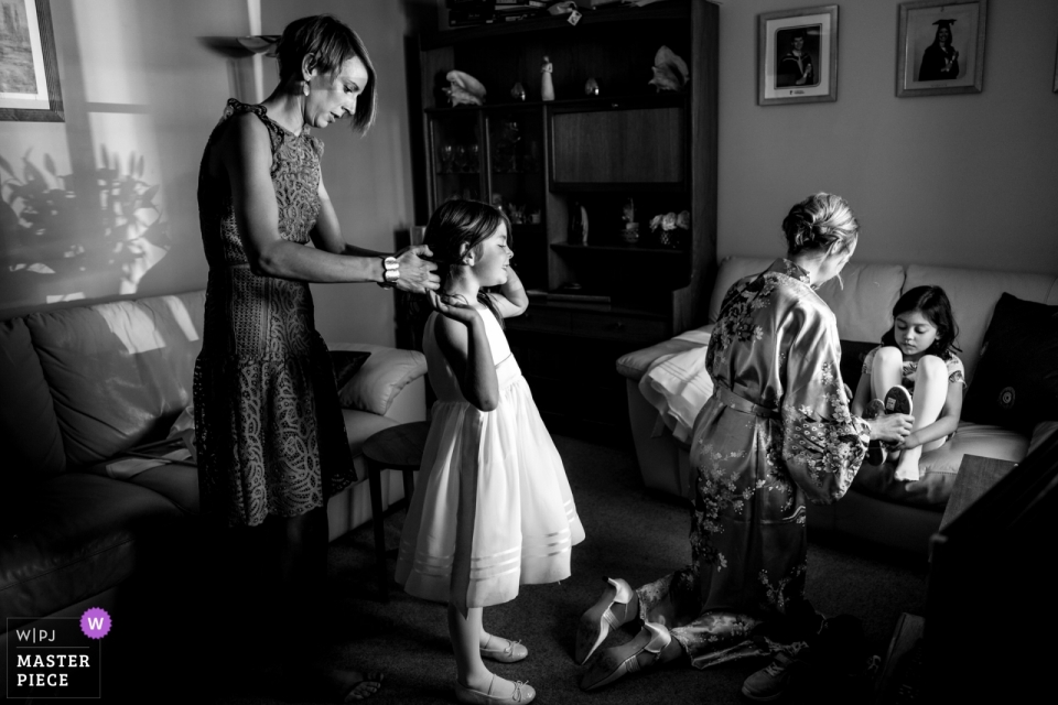 Foto von: <a href="https://www.wpja.com/contests/2018-v18/best-wedding-photographers/2362726"> Karen Flower - Thames Ditton Surrey </a> Eggington House-Hochzeitsfoto der Blumenmädchen, die für die Hochzeitszeremonie vorbereitet werden.