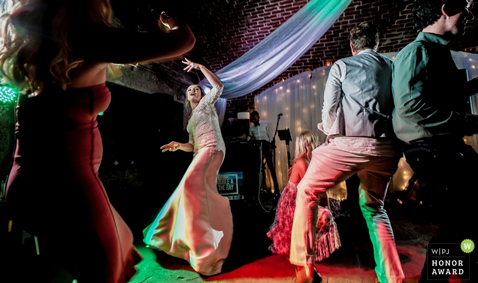 Casal de Devon durante seu casamento - a noiva na pista de dança em Polhawn Fort