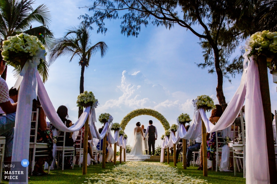 Autor zdjęcia: <a href="https://www.wpja.com/contests/2018-v19/best-wedding-photographers/2379986"> Johnny Shryock - Arlington Virginia </a> Piękna Plenerowa ślub scena w Tajlandia podczas ceremonii | Ośrodek Katathani