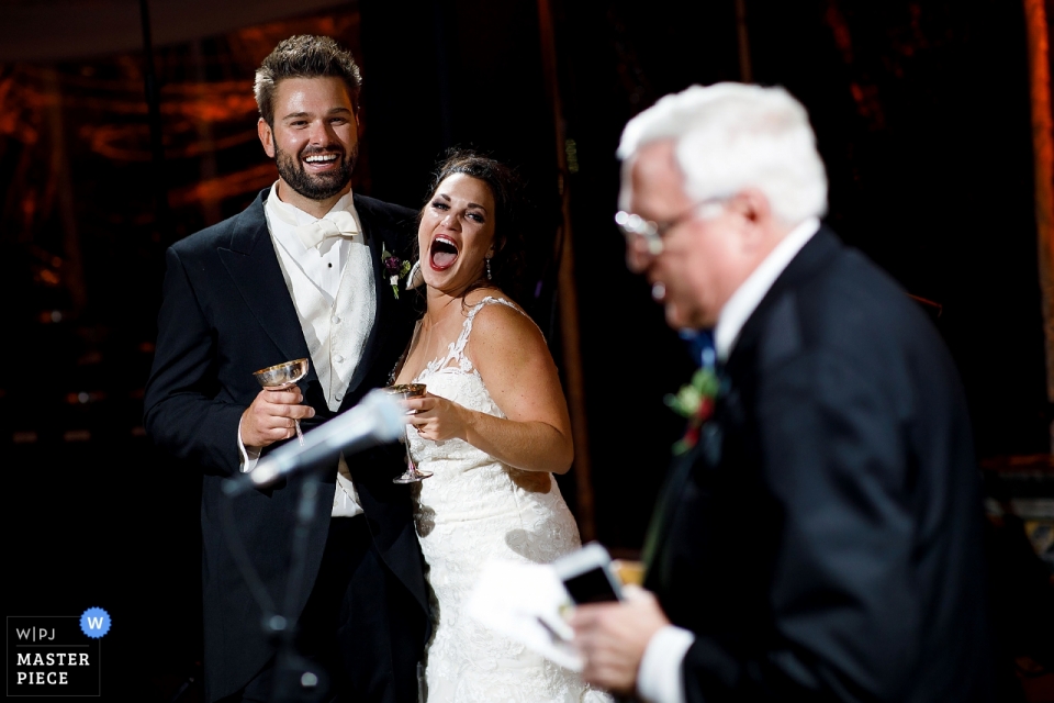 Foto: <a href="https://www.wpja.com/contests/2018-v19/best-wedding-photographers/2380641"> Travis Haughton - Chicago, Illinois </a> Cherokee Ranch-Hochzeitsempfangsrede mit Braut und Bräutigam