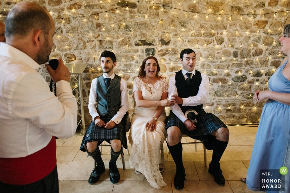 Casamento atirar em Colstoun House com casal Haddington sentado durante discursos