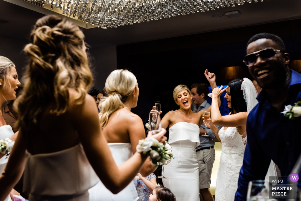 Foto: <a href="https://www.wpja.com/contests/2018-v20/best-wedding-photographers/2406656"> Bindi Richardson - Dubai </a> Tanzende Braut im One & Only Resort, The Palm Dubai - Hochzeitsfotografie Vereinigte Arabische Emirate