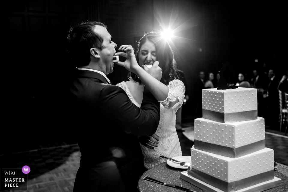 Foto: <a href="https://www.wpja.com/contests/2019-v01/best-wedding-photographers/2434626"> Milan Lazic - Chicago Illinois </a> Allegro Hotel Chicago - Braut und Bräutigam schneiden den Kuchen und füttern sich gegenseitig