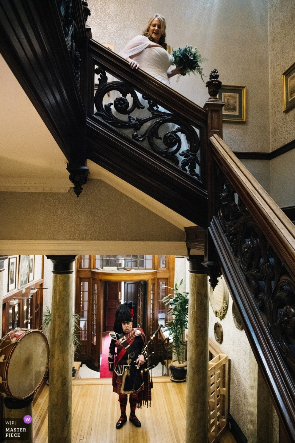 Gaitas en el Royal Scots Club, Edimburgo: la novia baja las escaleras antes de la ceremonia