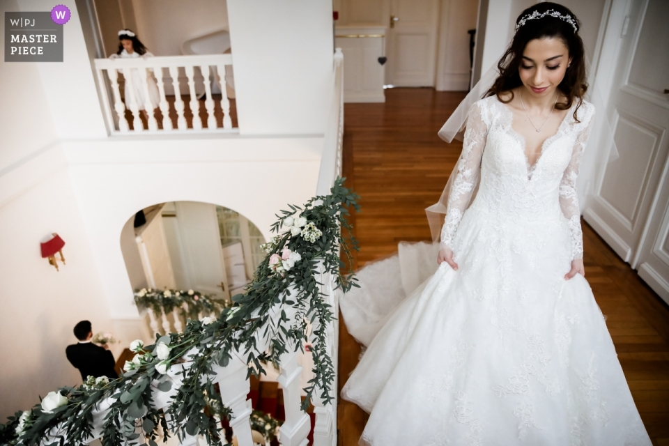 Photo: <a href="https://www.wpja.com/contests/2019-v01/best-wedding-photographers/2437986"> Julien Laurent Georges - Paris </a> Photographie de mariage Sinic au Château Blanc d'Olivier - la mariée est sur le point de descendre après s'être habillée