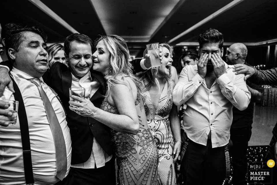 Zarzuel Limeira wedding photo of everybody crying at the reception party Zarzuela - Limeira wedding photographer | everybody crying at the reception party