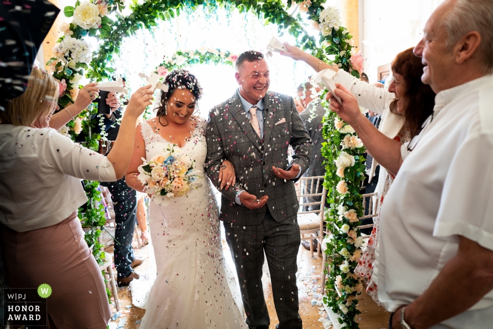 Local do casamento em Rockbeare Manor Foto de confete após a cerimônia na noiva e no noivo