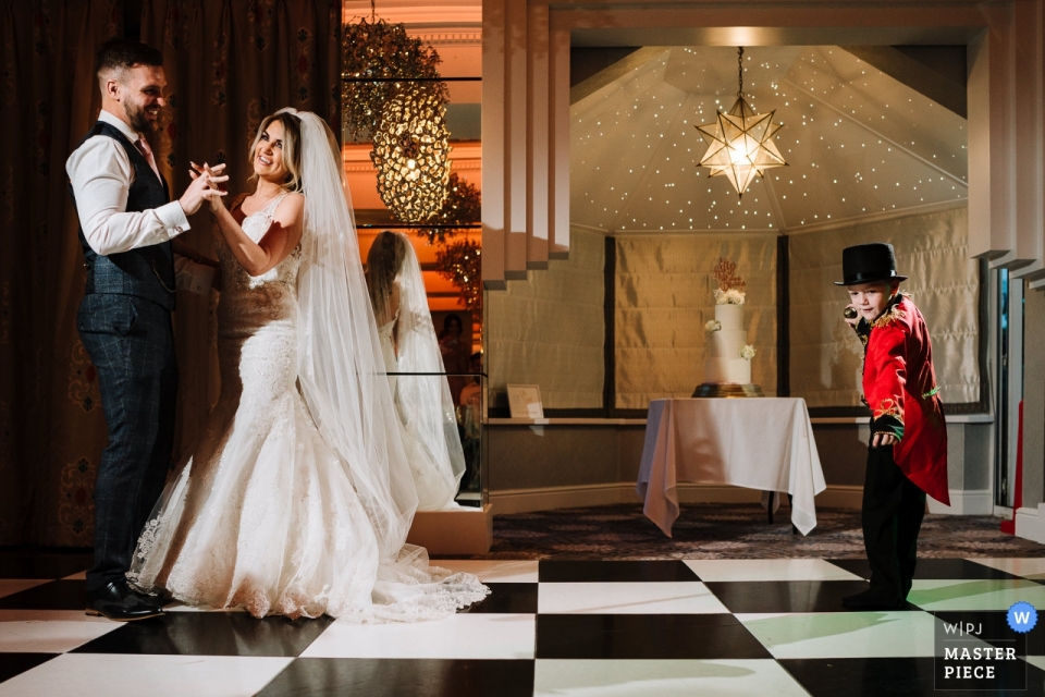Event Hall photographie de mariage du plus grand showman - un pageboy avec la mariée et le marié dansant Photographe de mariage Thornton Hall | Le plus grand showman / pageboy avec les jeunes mariés dansant