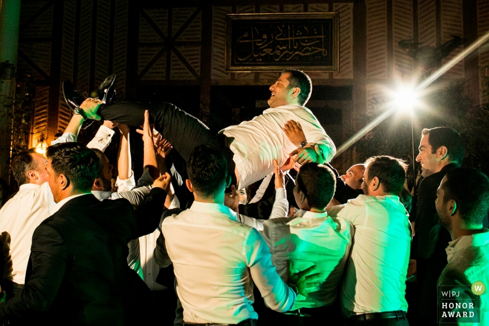 Foto do casamento de Divan Çukurhan Ankara - padrinhos levantando o noivo acima de suas cabeças