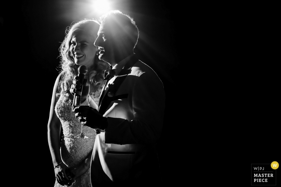 Foto: <a href="https://www.wpja.com/contests/2019-v03/best-wedding-photographers/2458706"> Victoria Sprung - Chicago Illinois </a> Chicago - Theater am See Hochzeitsfotograf | Die Dankesrede des Paares beim Abendessen an der Rezeption