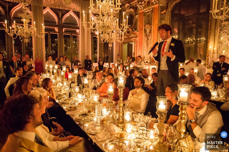 Pisani Moretta Palace - Photographie de réception de mariage à Venise | Le témoin de la mariée prononce un discours devant un centième d'invités dans une atmosphère de conte de fées.