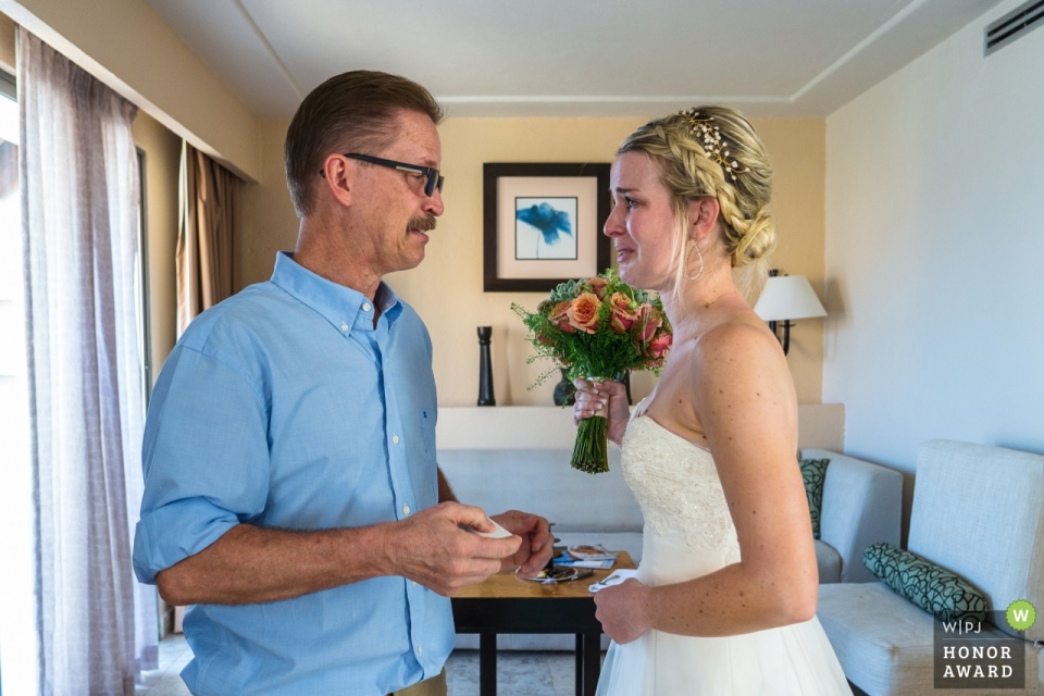 Das Westin Resort & Spa, Puerto Vallarta, Mexiko | Ein emotionaler Moment von Vater und Tochter vor der Zeremonie.