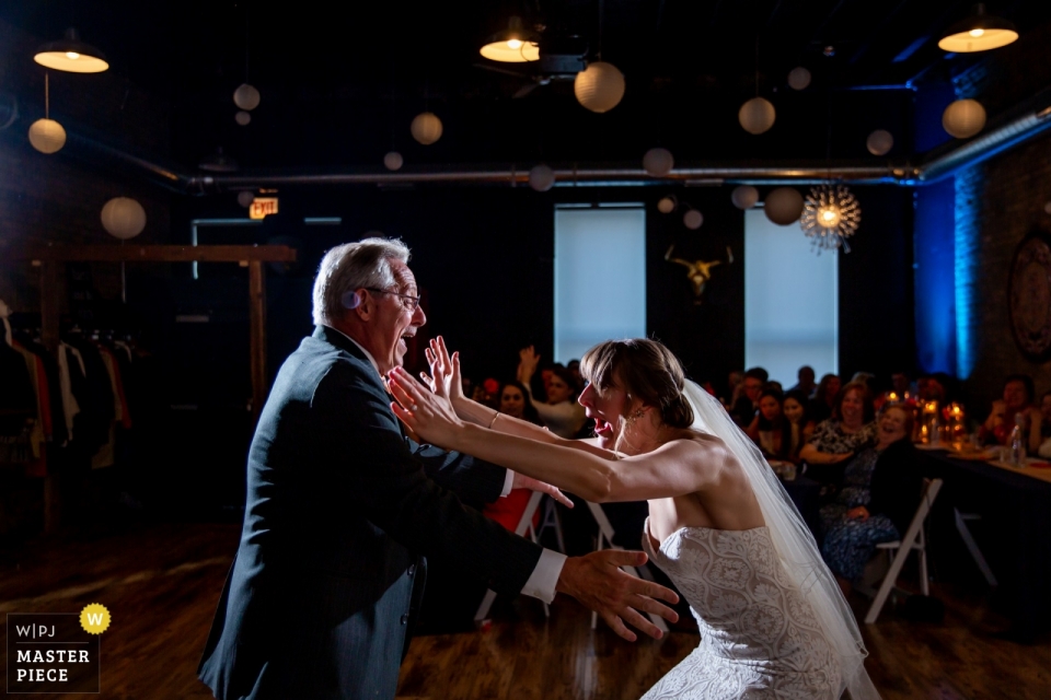 Foto: <a href="https://www.wpja.com/contests/2019-v04/best-wedding-photographers/2468906"> Victoria Sprung - Chicago Illinois </a> Die Braut freut sich, mit ihrem Vater am Trigger in Chicago auf diesem Foto eines Hochzeitsfotografen aus Chicago, IL, zu tanzen.