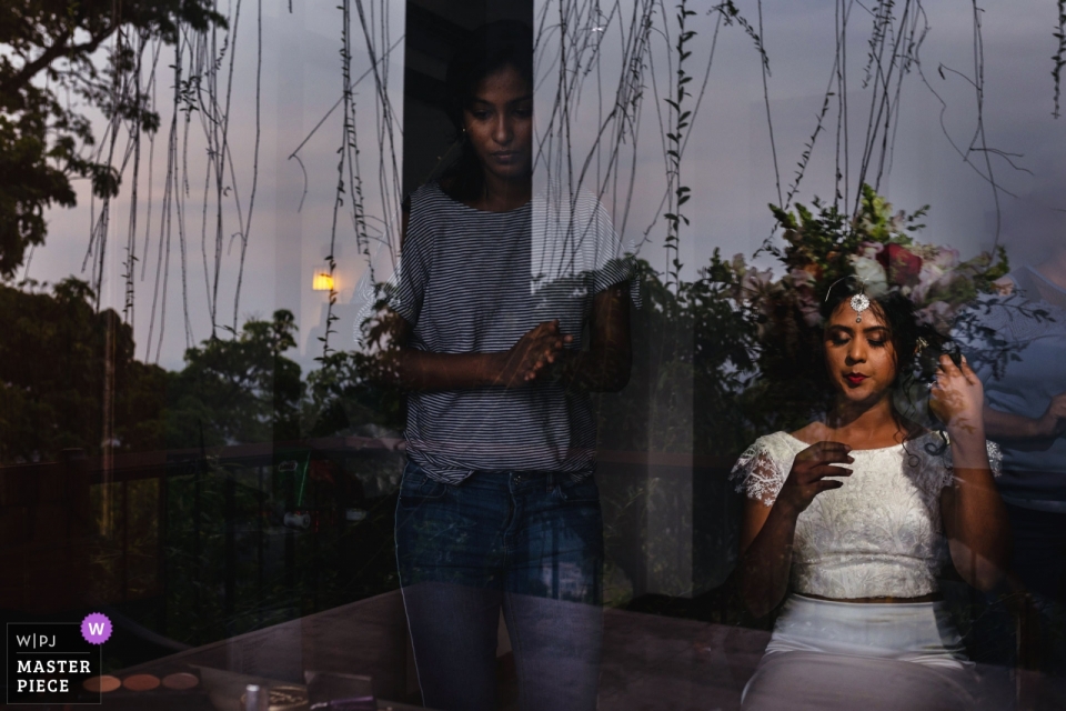 Photo de mariage de Kithulkanda Mountain Hotel montrant un reflet des fleurs ressemblait à celles des cheveux de la mariée pendant la préparation Kithulkanda Mountain Hotel - Photo de mariage montrant le reflet des fleurs ressemblant à celles des cheveux de la mariée lors de la préparation