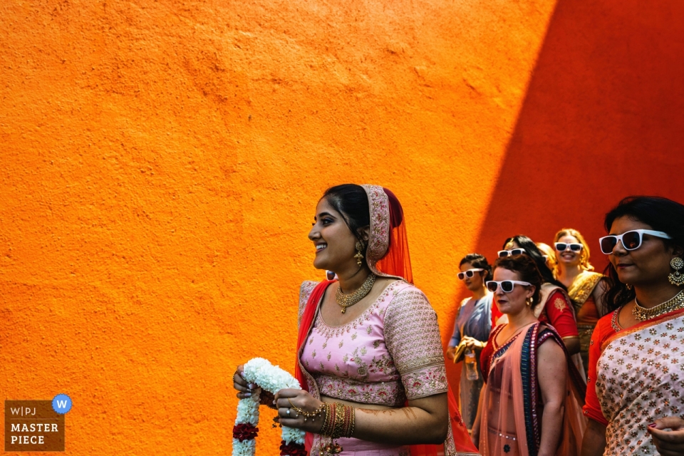 Citrus Waskaduwa, Sri Lanka Foto de la novia caminando hacia el intercambio de guirnaldas en la ceremonia de boda.