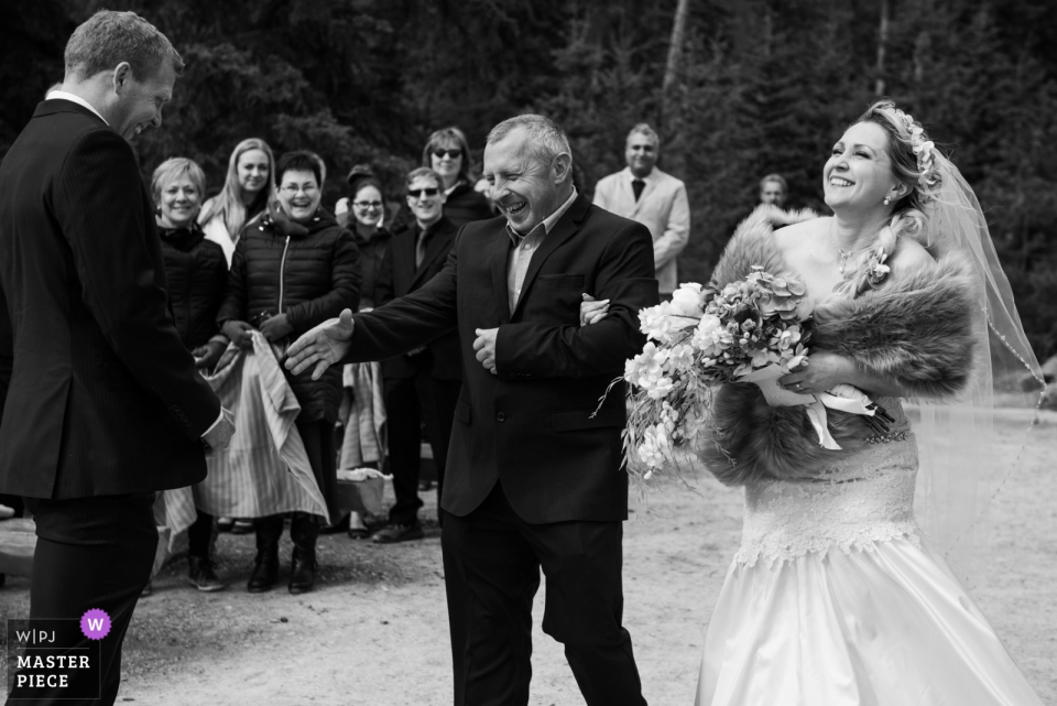 Foto: <a href="https://www.wpja.com/contests/2019-v05/best-wedding-photographers/2480621"> Dorota Karpowicz - Edmonton Alberta </a> Pyramid Lake Resort, AB, Kanada Hochzeitsphotographie - Bild des Vaters, der seine geliebte Tochter verschenkt.