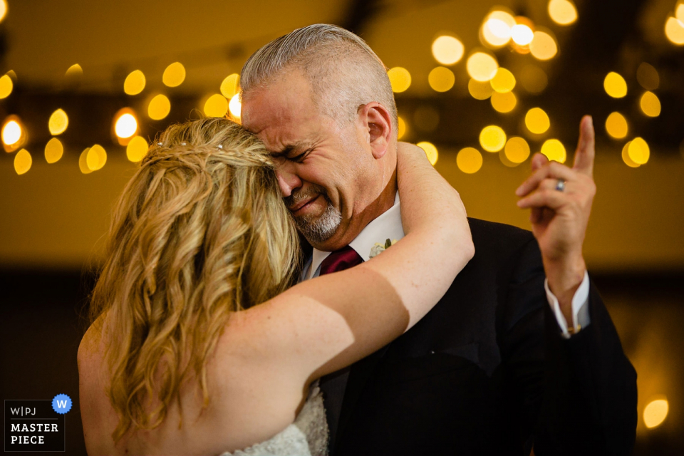 Der Ballsaal im Ellis Preserve Wedding Photography zeigt den Vater beim Tanzen mit seiner Tochter. Er wird emotional und zeigt in den Himmel über den kürzlichen Verlust seiner Mutter.