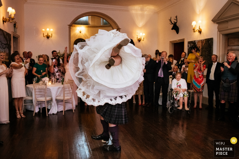 Fasque Castle, Fettercairn Wedding Photo de la mariée ramassée par le marié lors de la première danse