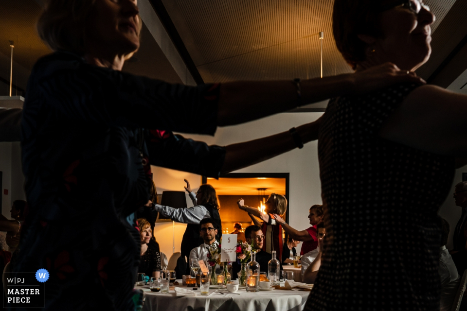 Photo de: <a href="https://www.wpja.com/contests/2019-v05/best-wedding-photographers/2483656"> Simon Leclercq - Louvain dans le Brabant flamand </a> De Barrier Houthalen Photographe De Mariage | Parti ou pas parti ce que vous choisissiez | Réception Danse Image