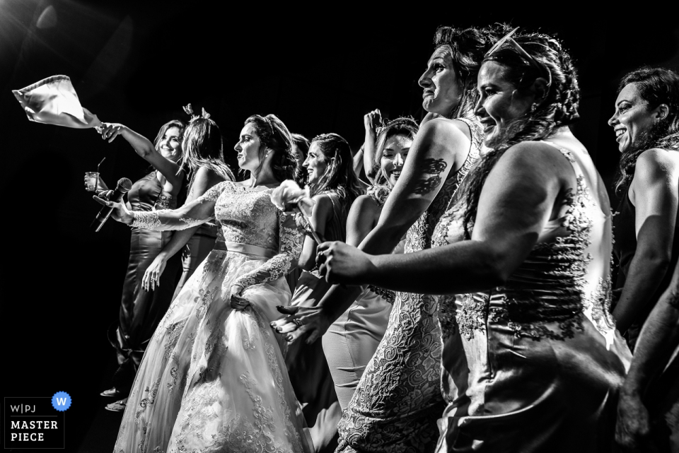 wedding photography in black and white showing the dancing bride with friends Villa Ricci eventos Mogi guaçu wedding photography in black and white showing the dancing bride with friends