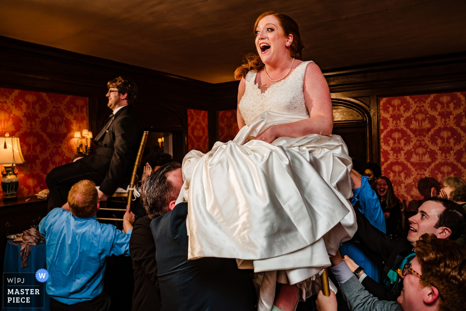 Mansion Hora Dance Wedding Fotografie der Braut über Kopf in einem Stuhl Die Pratt Mansions - NY | Hora Tanz Hochzeitsfotografie