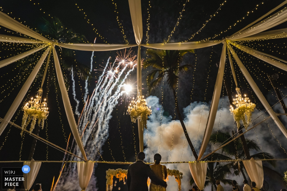 Martoca Beach Garden, Bucerias Mexico nacht huwelijksfotografie op het strand met bruid en bruidegom met vuurwerk.