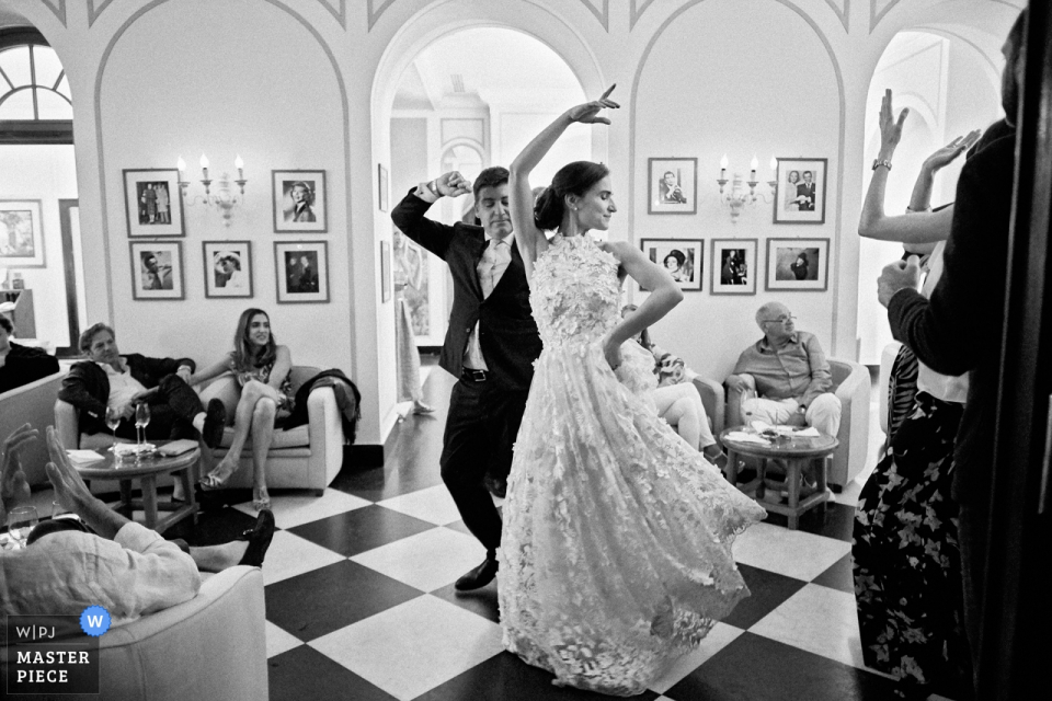 Zdjęcie: <a href="https://www.wpja.com/contests/2019-v06/best-wedding-photographers/2492296"> Andrea Bagnasco - Varazze Savona </a> Fotografia ślubna panny młodej i pana młodego Belmond Hotel Splendido Portofino stanowi centralny etap tańca podczas wesela