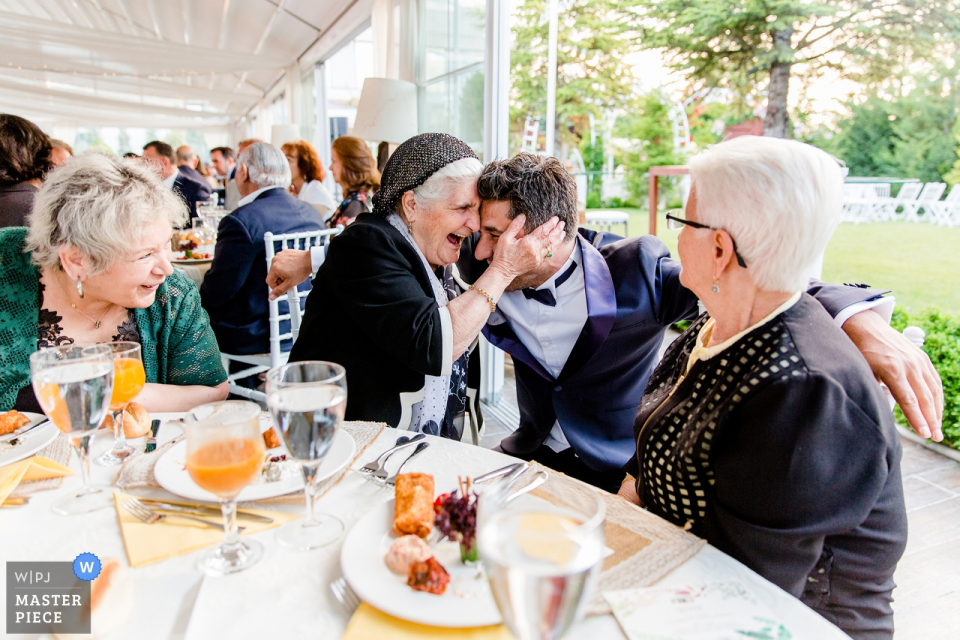 Fotógrafo de casamento jardim Ankara-Westa mostra o noivo divertido com as meninas