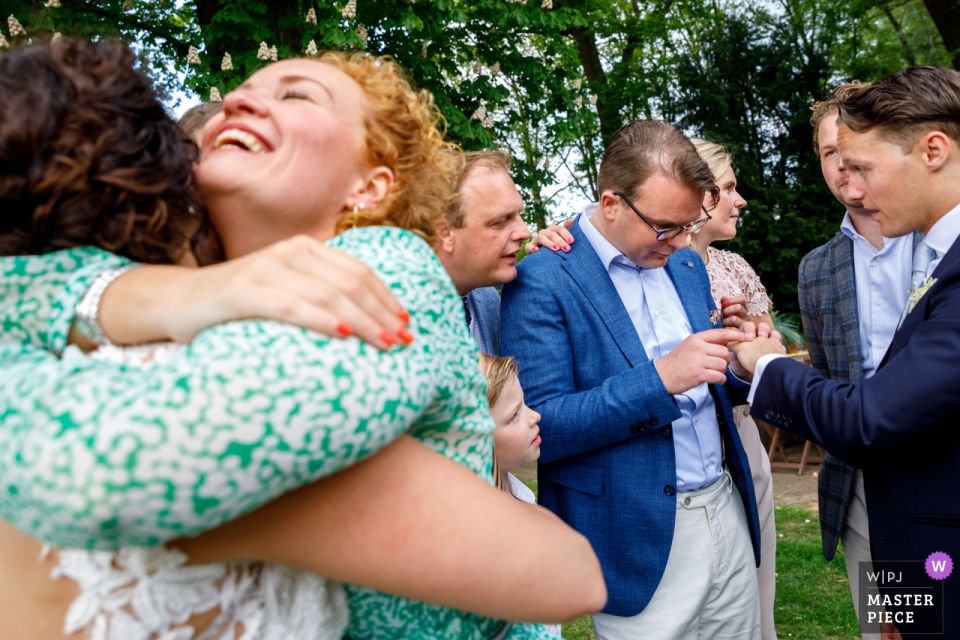 Hengelo - De Houtmaat Fotografia ślubna obejmująca uściski i podziwianie obrączki