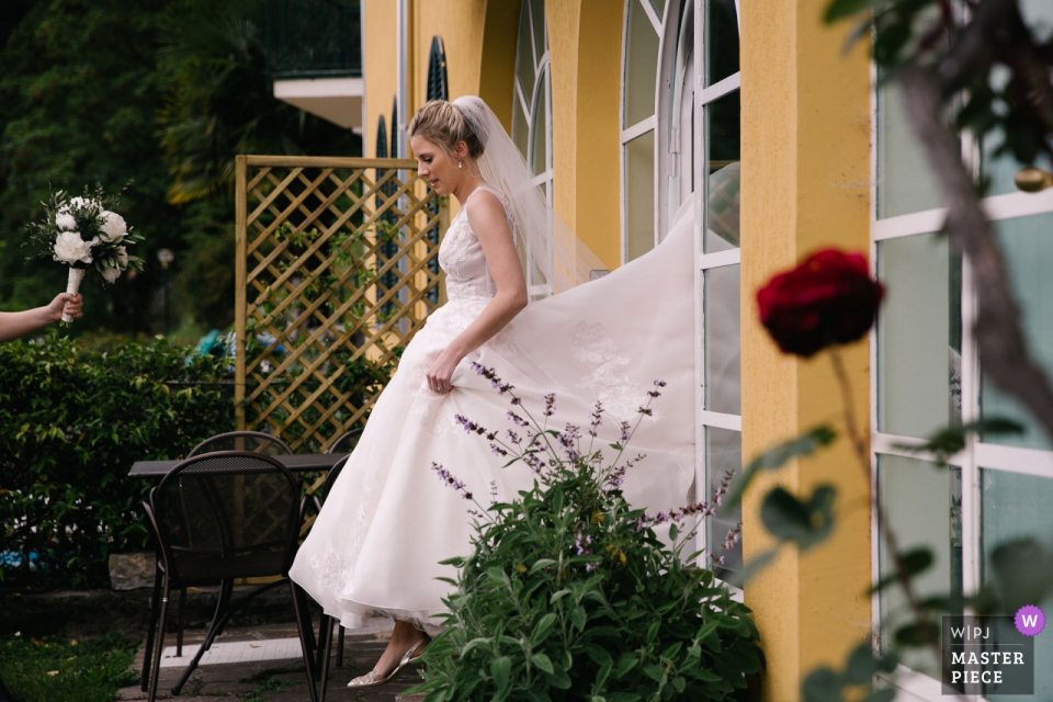 Lake Bride quitte la maison le jour du mariage sur cette photo Villa Aura del Lago, lac de Côme La mariée quitte la maison le jour du mariage sur cette photo.
