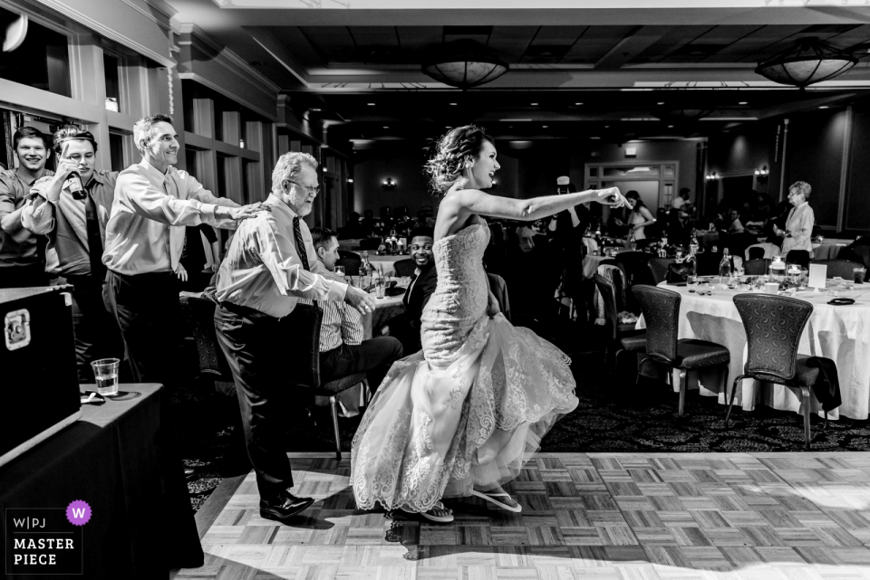 Hochzeitsfoto im Minneapolis Golf Club - Die Braut leitet den epischen Empfang des Conga-Zugs im Minneapolis Golf Club