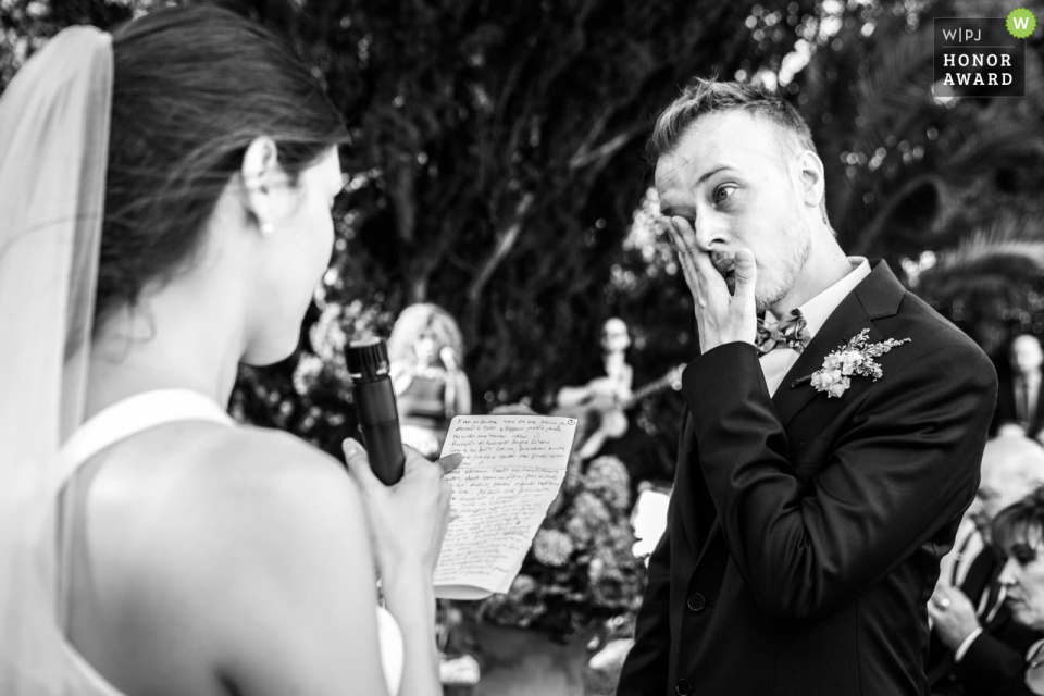 Fotografia ao ar livre da cerimônia de casamento de Villa Il Pizzo - prepare lágrimas durante a troca de votos.