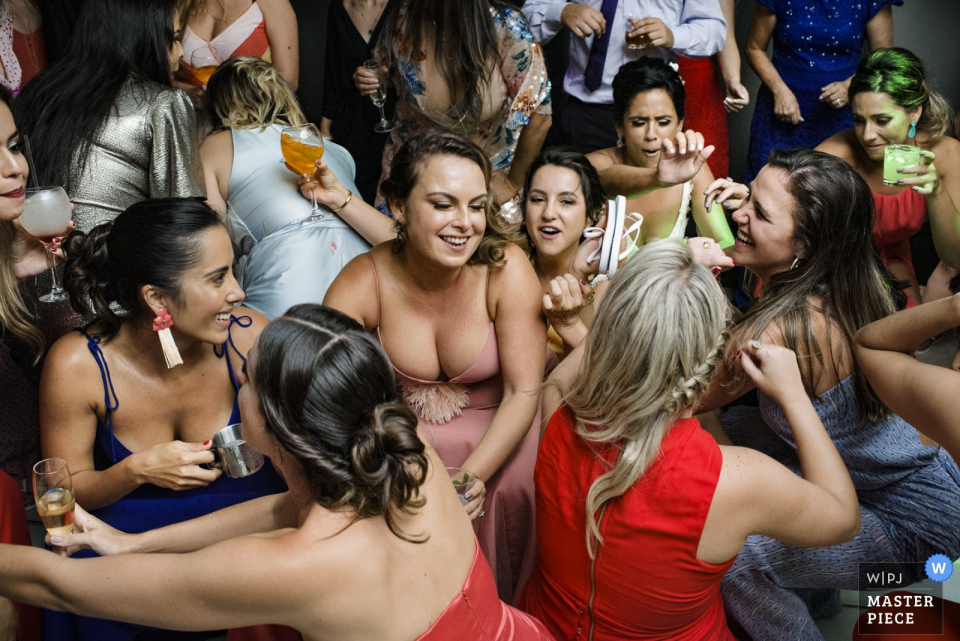 Casa das Canoas, Rio de Janeiro, Brazilië | Bruids feest dames dansen op het feest van de receptie