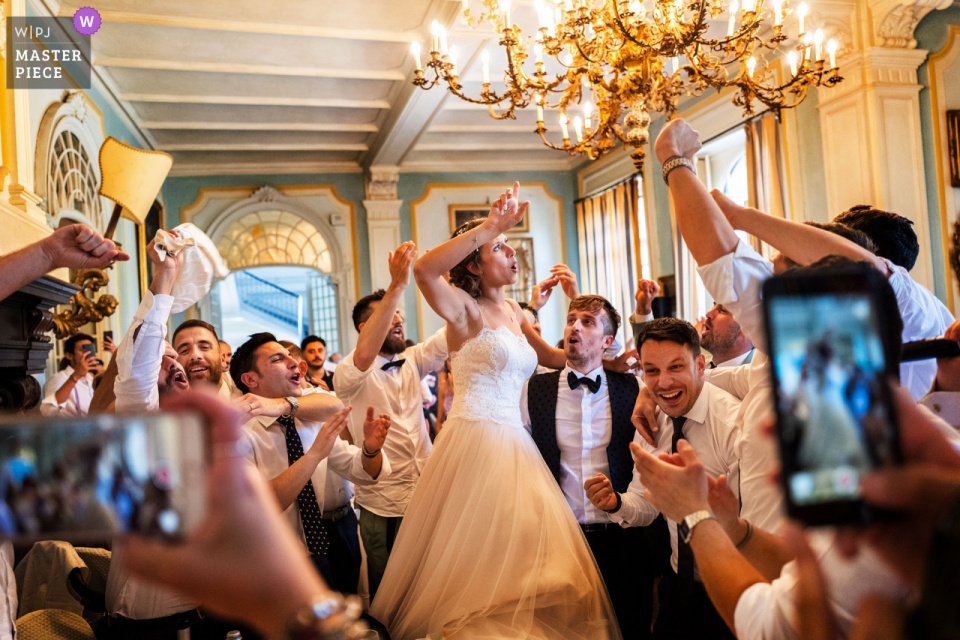 Castello Benso di Mercenasco NAAR Trouwlocatie Foto's van de vrienden van de bruid en bruidegom op het feest