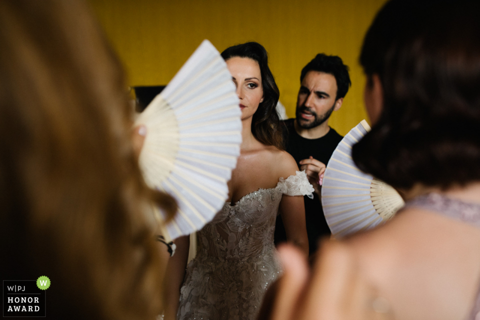 Fotos de la villa de la novia preparándose en un día caluroso con los fanáticos Villa Corsini Toscana fotos de la novia preparándose en un día caluroso con los fanáticos