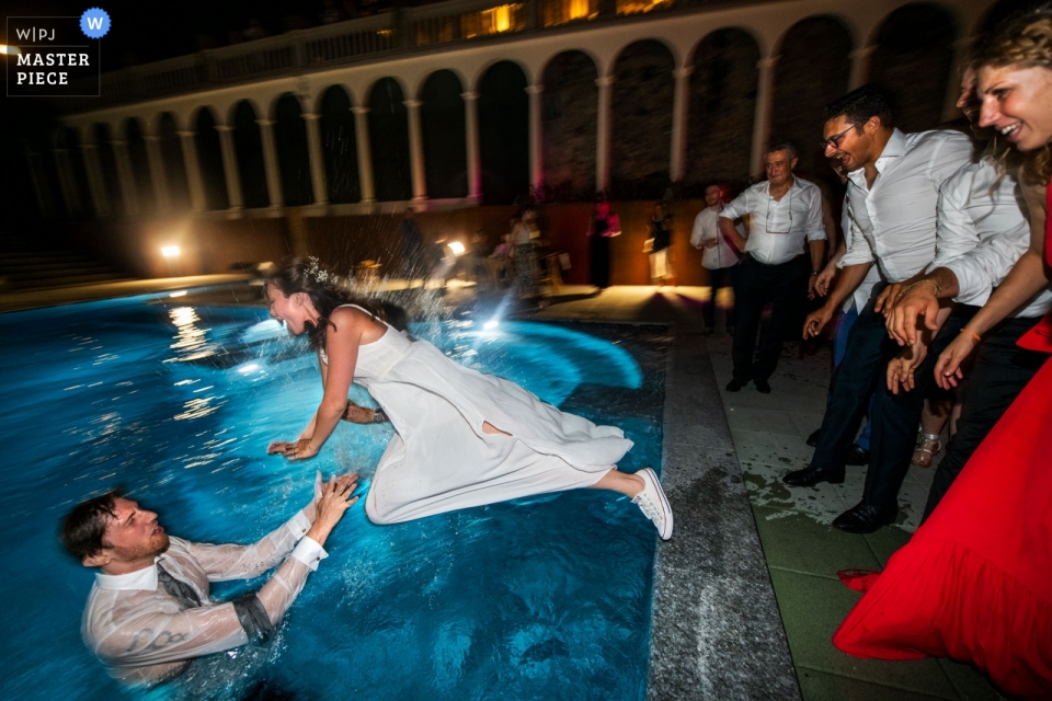 the moment of the bride's flight in the pool with the groom Tenuta Variselle Viverone TO - Photo of the moment of the bride's flight in the pool with the groom
